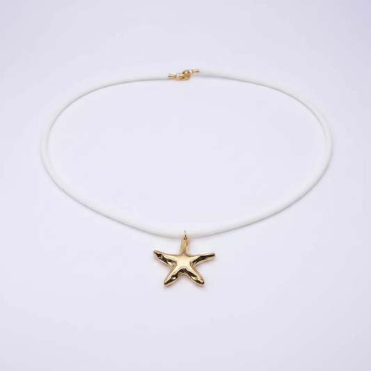 Collier Collins fond blanc