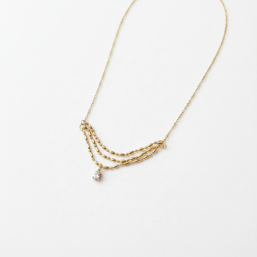 Collier Coraline fond blanc