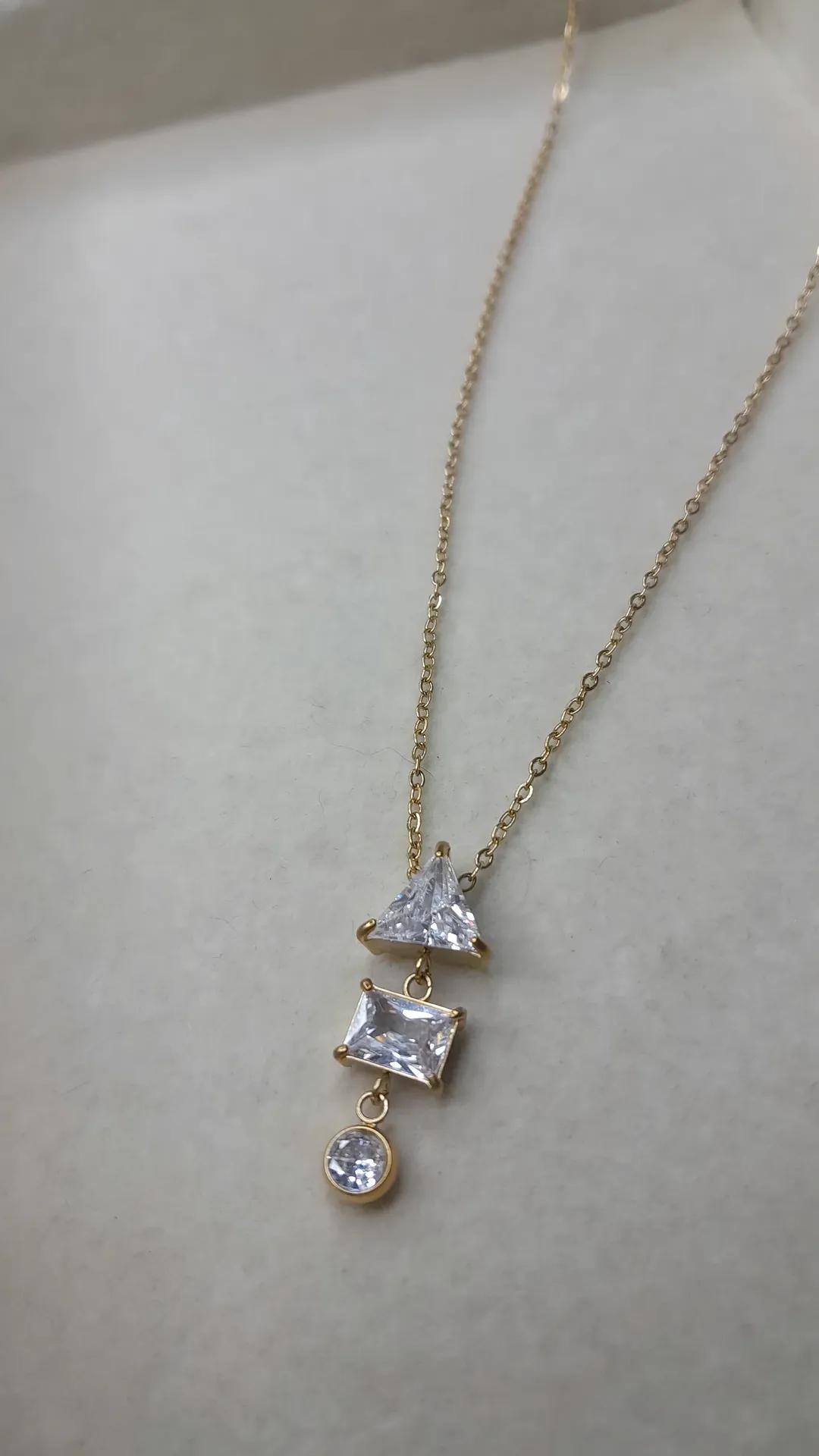 Collier Avy
